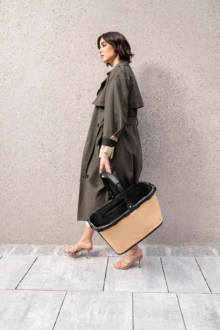 Reisenthel carrybag frame raffia black – Stable shopping basket with lots of storage space and practical inner pocket – Elegant and water-repellent design - BK7079