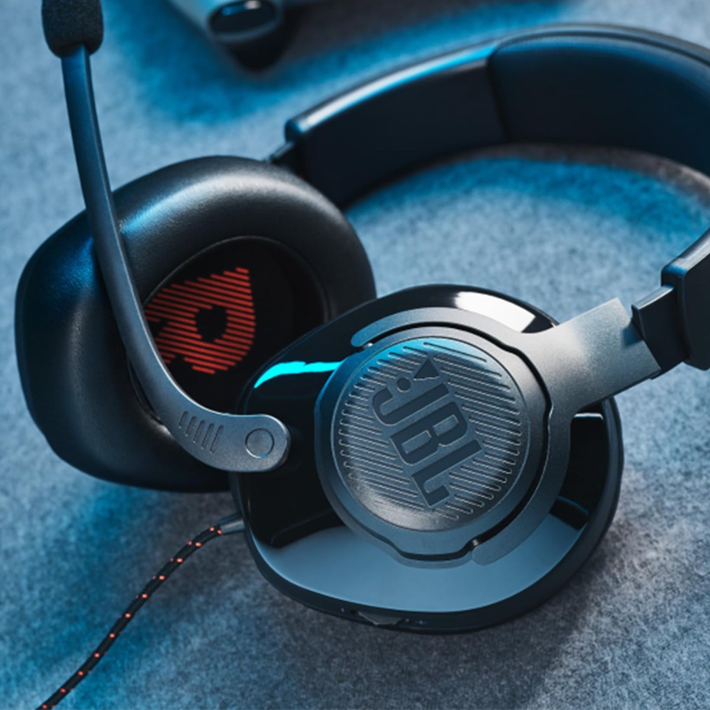 JBL Quantum 200 Over-Ear Gaming Headset – Wired 3.5mm jack and PC splitter – With flip-up boom microphone – Compatible with many platforms – Black - JBLQUANTUM200BLK