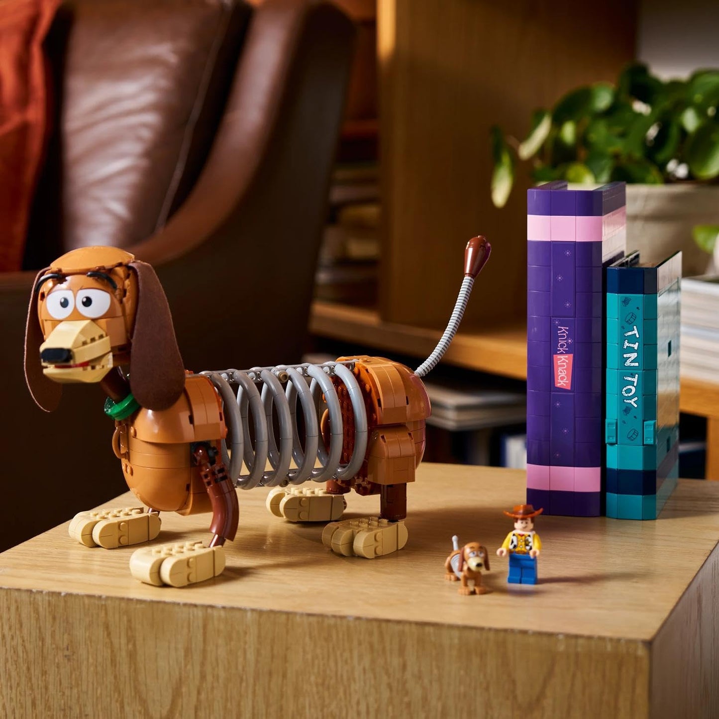 LEGO ǀ Disney and Pixar Toy Story: Slinky bookends - bookshelf decoration building set for adults - including Woody minifigure & dachshund figure - nostalgic gift for fans - 43301