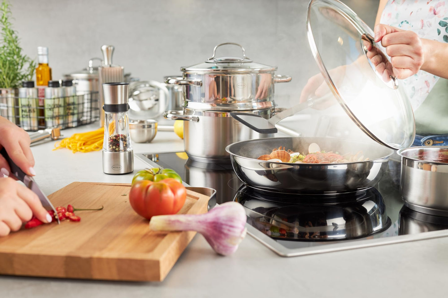 RÖSLE ELEGANCE ProCera serving pan, non-stick, stylish & efficient - Ø 24 cm, heat-resistant up to 260 °C, ceramic coating, silver, stainless steel 18/10 - 130408