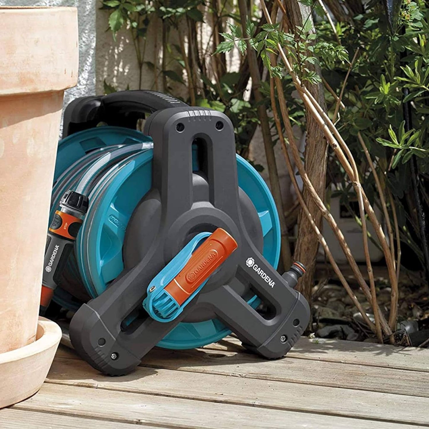 Gardena Classic hose reel 10 set: garden hose set including hose reel and 10 m hose, high stability, adapter, syringe, carrying handle, for patios (8010-20) - 08010-20