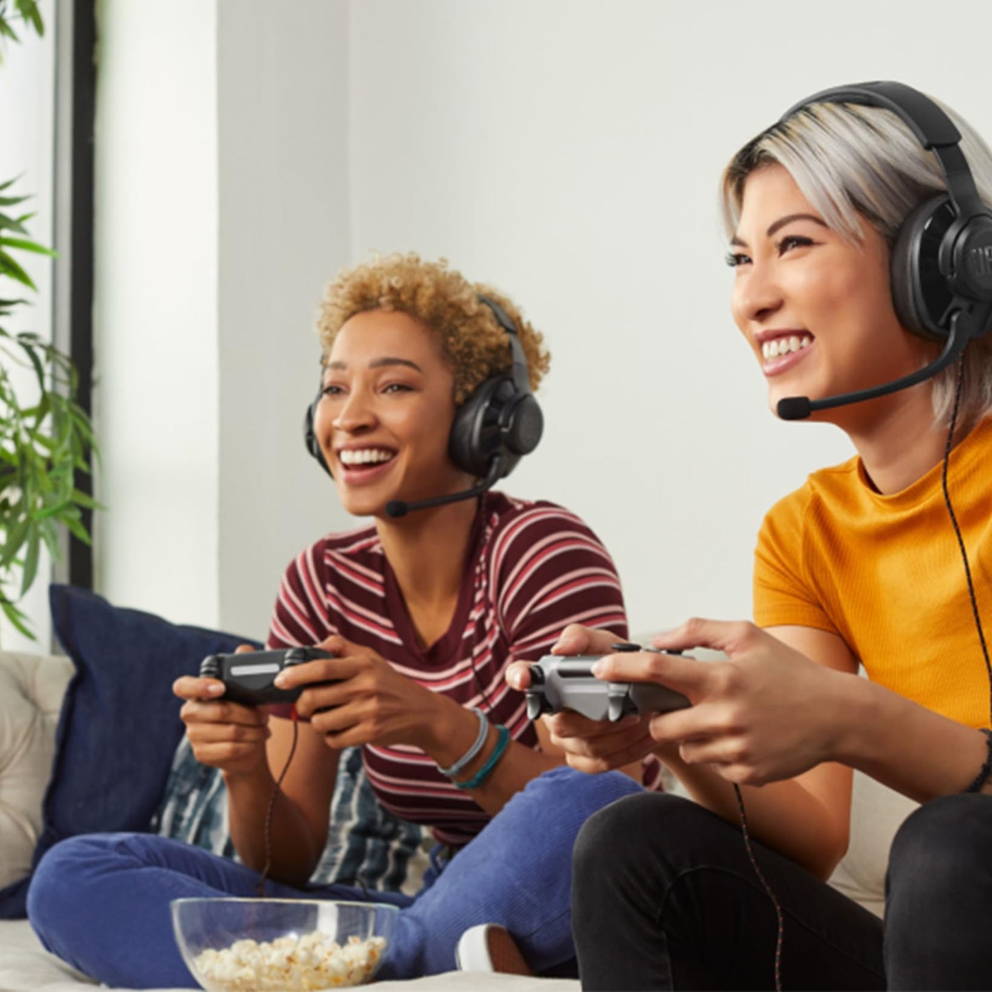 JBL Quantum 200 Over-Ear Gaming Headset – Wired 3.5mm jack and PC splitter – With flip-up boom microphone – Compatible with many platforms – Black - JBLQUANTUM200BLK