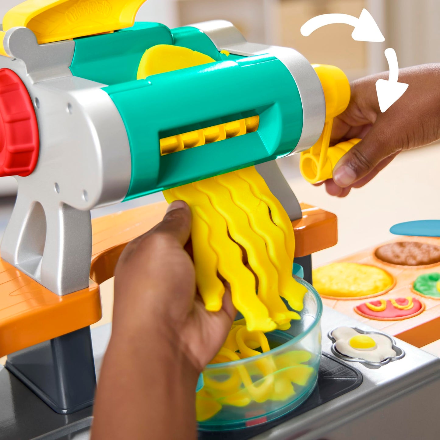Play-Doh Sizzling Fun Kitchen, play set with realistic cooking sounds, more than 25 play snacks for kneading, for children to knead and play, ages 3 and up - G23095L0