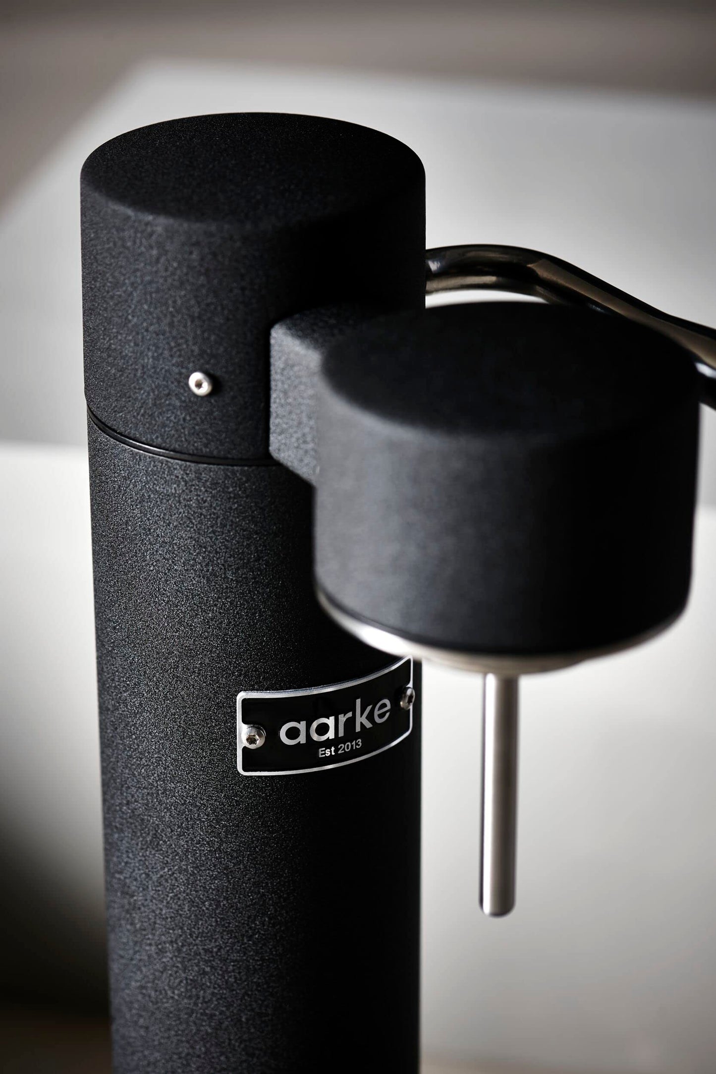 Aarke Carbonator 3, sparkling water maker made of stainless steel in a modern matt black finish with 2x BPA-free 1L PET bottles, sparkling water maker for tap water, compatible with 60L CO2 cylinders - AA-C3