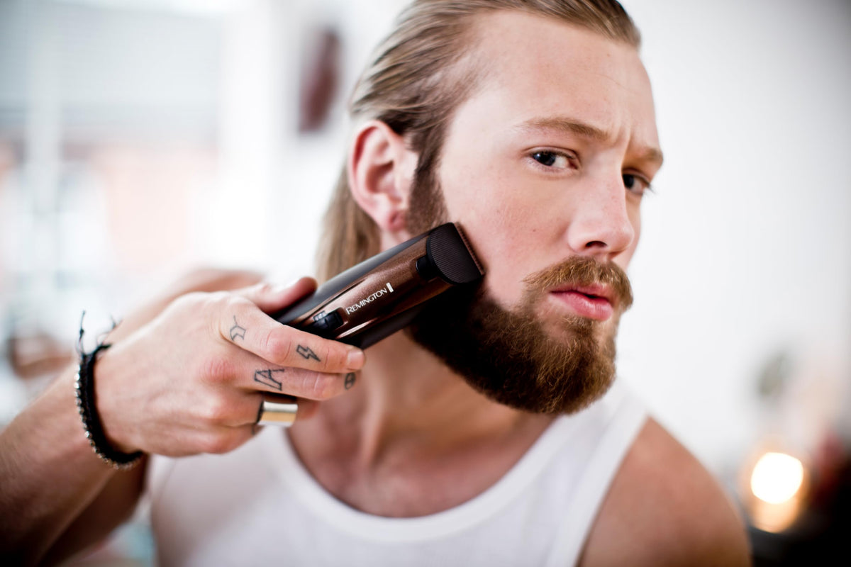 Remington Beard Trimmer for Men [including XL-long full beard attachment/0.4mm-35mm/titanium self-sharpening blades] Beard Trimmer Set (3 attachment combs: stubble/short/XL, mains/battery operation, long hair trimmer) MB4046