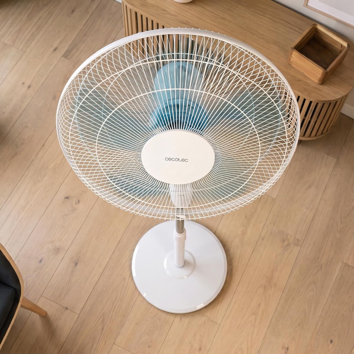 Cecotec pedestal fan EnergySilence 515 WindLite Pro Black. 56W power, 40cm diameter, 5 aerodynamic blades, 3 speed levels, automatic oscillation and telescopic pole - A90_EU01_123562