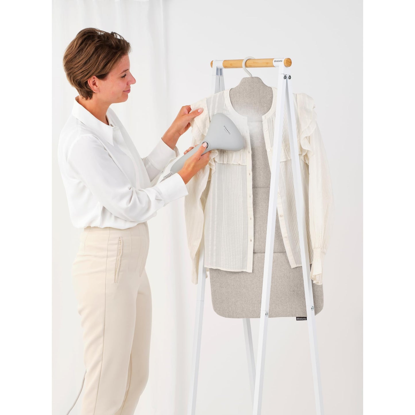 Brabantia - Foldable steam board - for steaming clothes under high pressure - Robust heatproof surface - Versatile hanging hook - Easier steaming with hand steamers - 91.5 cm x 41 cm - Gray - 231742