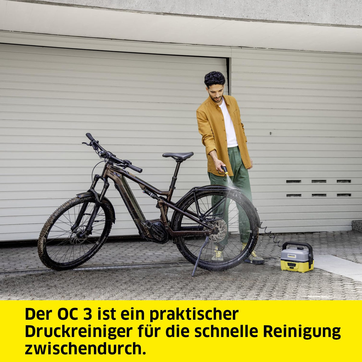 Kärcher Pressure Washer OC 3, low pressure, lithium-ion battery, flow rate: 2 l/h, weight: 2.2 kg, water tank: 4 l, spiral hose: 2.8 m, flat spray nozzle. - 1.680-015.0