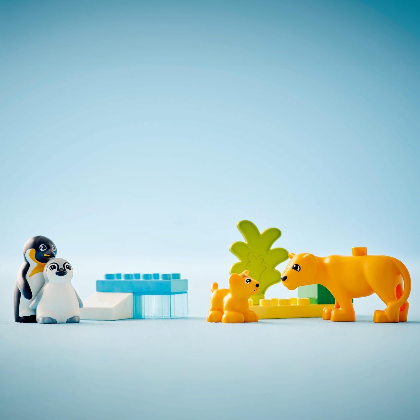 LEGO DUPLO wild animal families: penguins and lions - toy to promote fine motor skills for girls and boys aged 2 and over - educational toy for toddlers with 4 animal figures - gift idea - 10442
