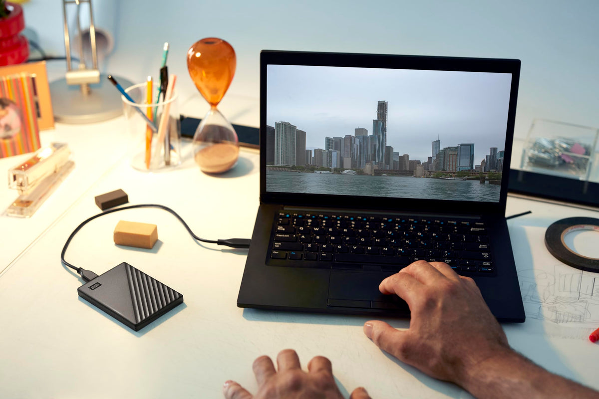 WD My Passport hard disk externă 1 TB (stocare mobilă, design subțire, software descărcabil, backup-uri automate, protecție prin parolă) Negru - compatibilă și cu PC, Xbox și PS4, 1 bucată - WDBYVG0010BBK-WESN