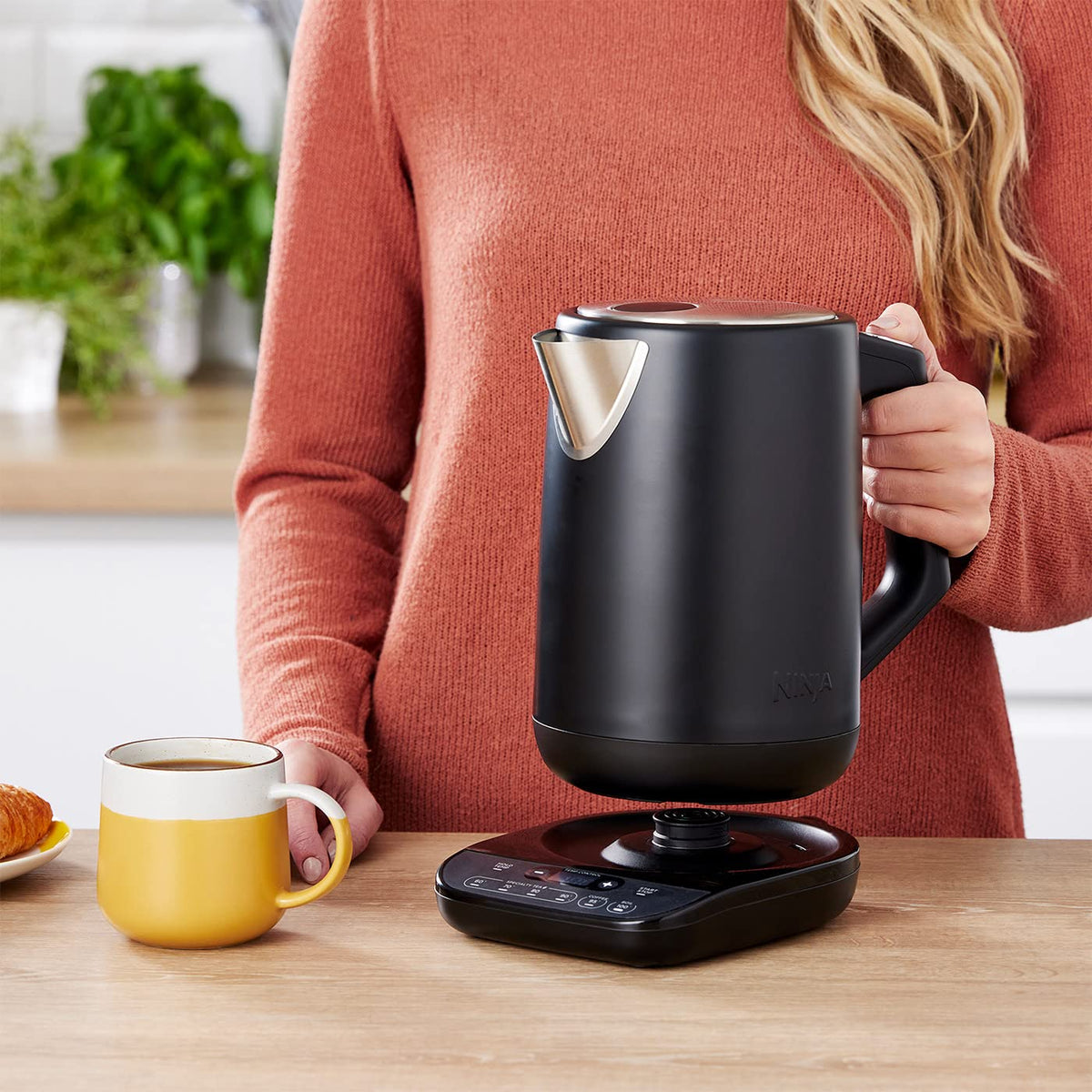 Ninja Perfect Temperature Kettle, 1.7L, LED display, kettle with quick boil function and various temperature settings, matte black KT200EU, black