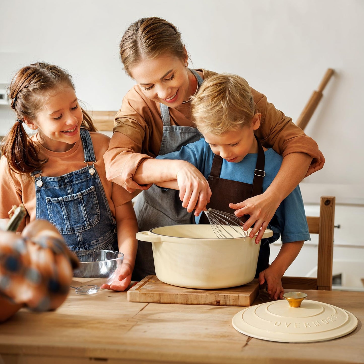 Overmont roasting pan enamel cast iron pot - casserole 28cm oven-safe - with lid and cookbook - for kitchen baking stewing roasting white - Enamelled