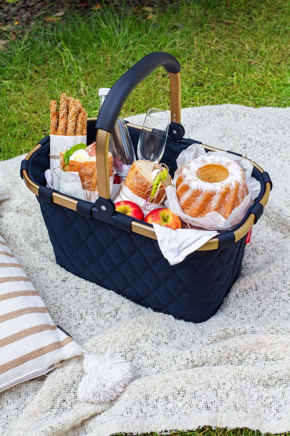 Reisenthel carrybag frame rhombus midnight gold – Stable shopping basket with lots of storage space and practical inner pocket – Elegant and water-repellent design - BK4111