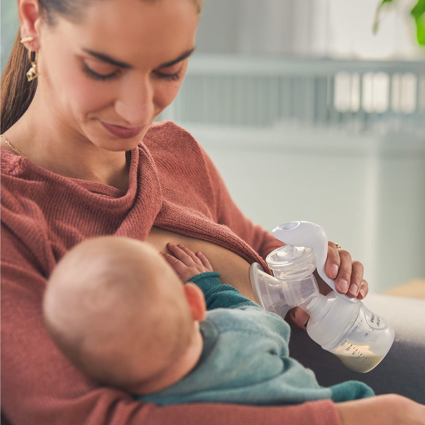 Philips AVENT Manual Breast Pump Gift Set - Single Breast Pump, 260ml and 125ml Baby Bottles, BPA Free, 4 Disposable Nursing Pads, Polypropylene, Transparent (Model SCD430/60)