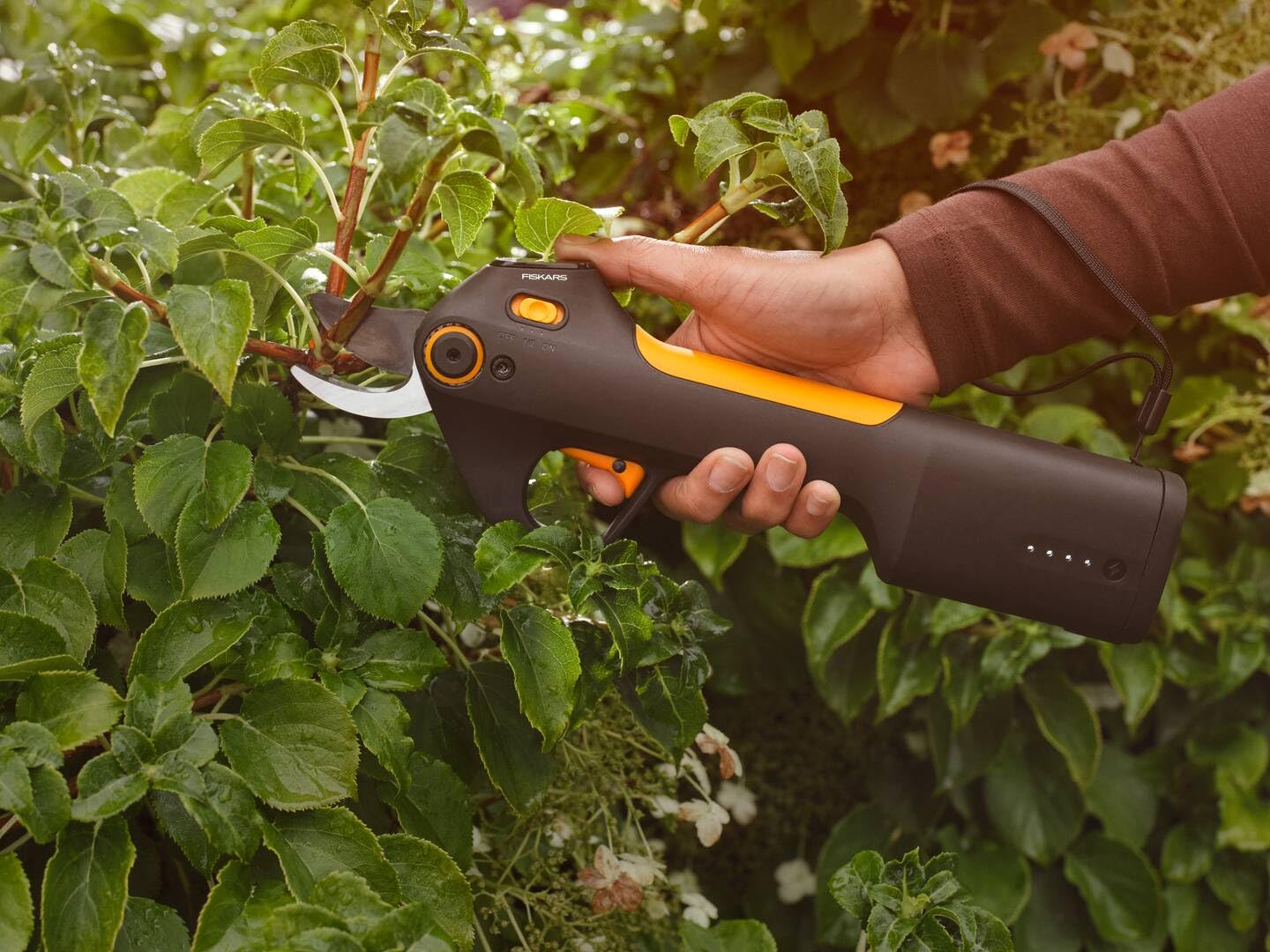 Fiskars cordless secateurs M Bypass, integrated 8V lithium-ion battery, 2 cutting modes, up to 3,500 cuts per charge, for branches up to Ø 25 mm, USB-C charging cable, black/orange, 1082297