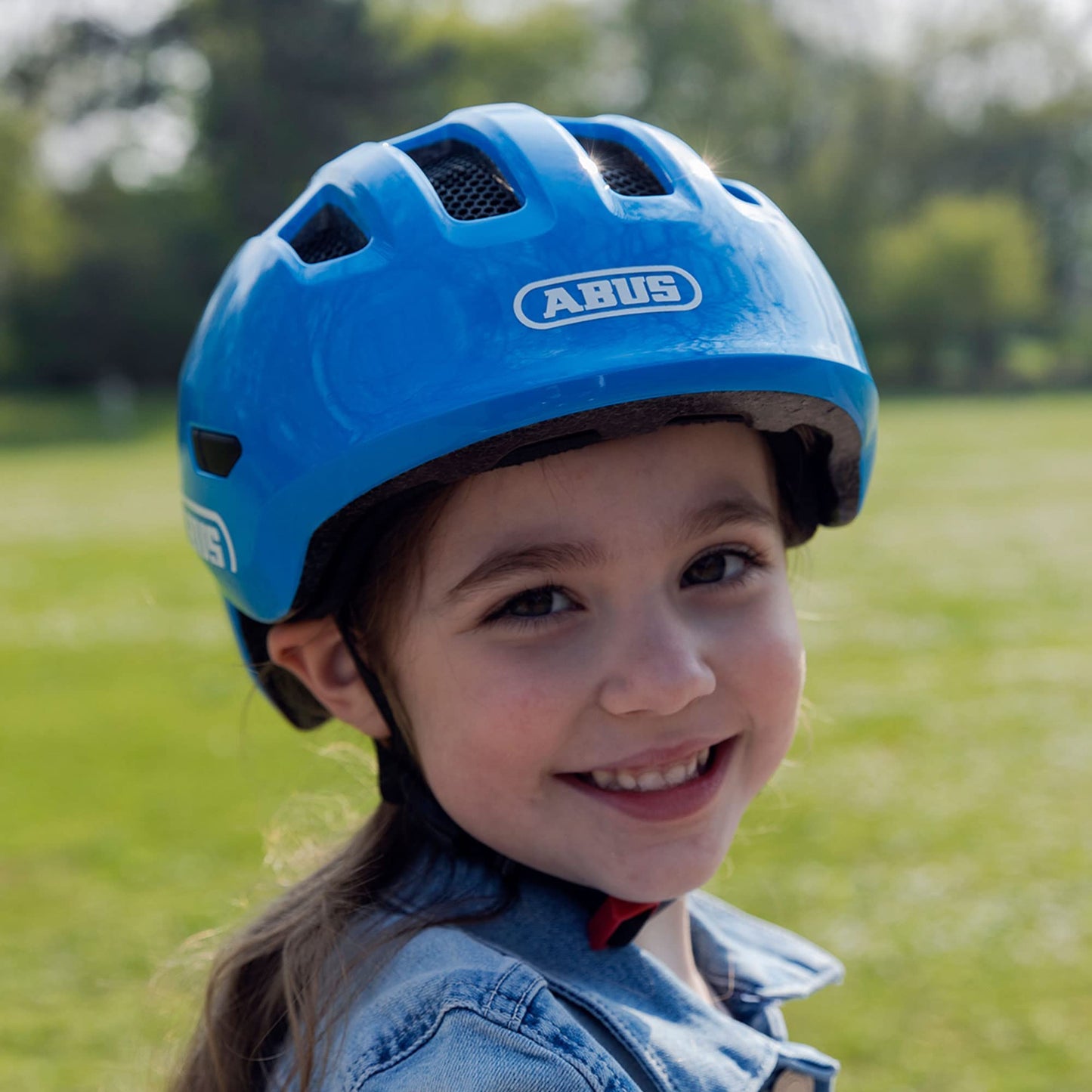 ABUS children's helmet Smiley 3.0 - bicycle helmet with a deep fit, child-friendly designs & space for a braid - for girls and boys - pink with butterfly pattern, size S - 67257