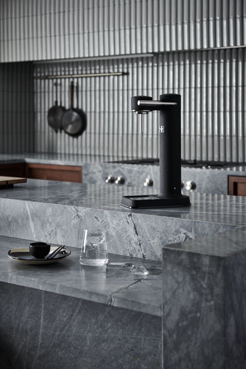 Aarke Carbonator 3, sparkling water maker made of stainless steel in a modern matt black finish with 2x BPA-free 1L PET bottles, sparkling water maker for tap water, compatible with 60L CO2 cylinders - AA-C3