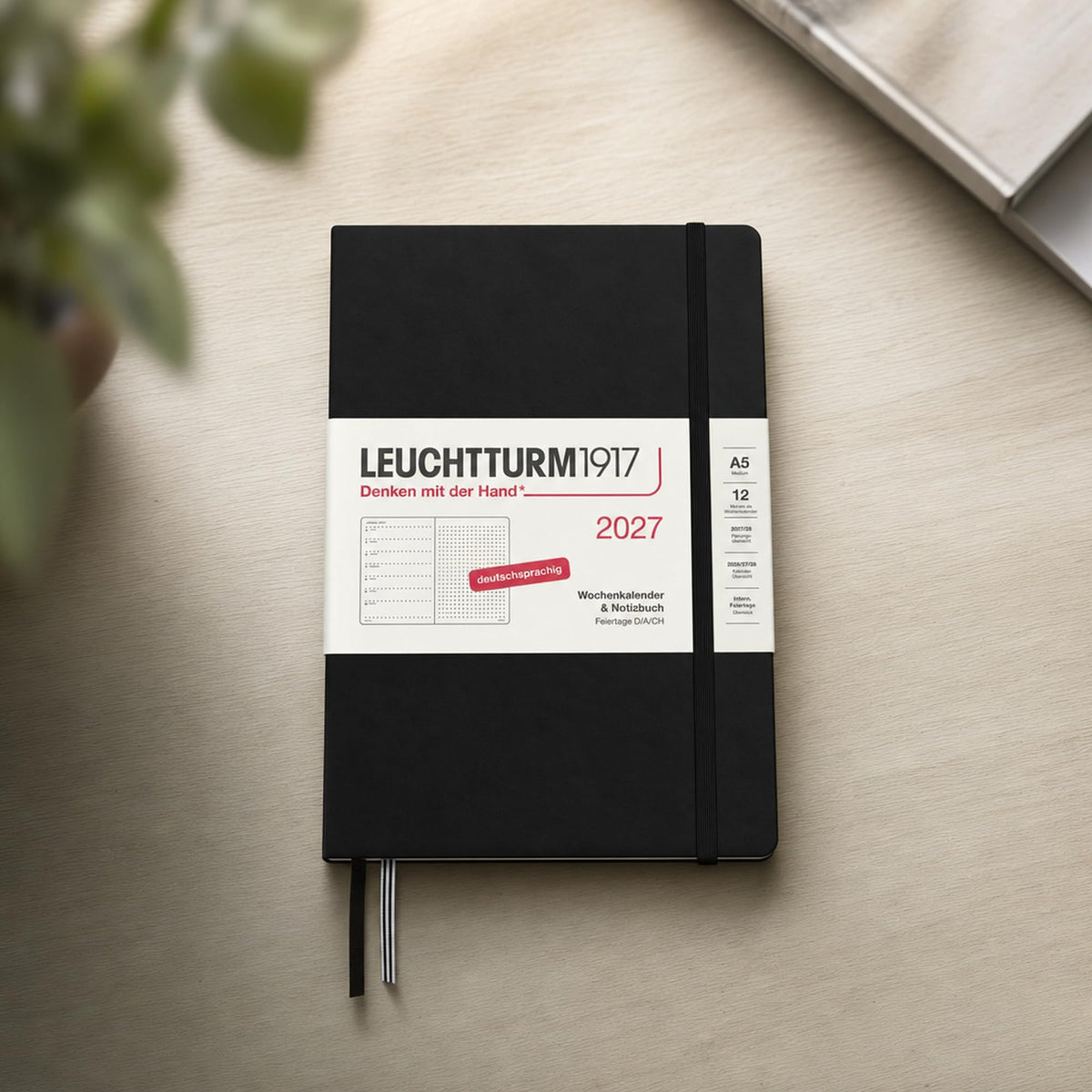 LEUCHTTURM1917 Calendar săptămânal 2027 punctat mediu (A5) cu caiet - Planificator de întâlniri german, negru, ianuarie-decembrie 2027, prezentare generală săptămânală în stânga + pagină cu note în dreapta - 400090