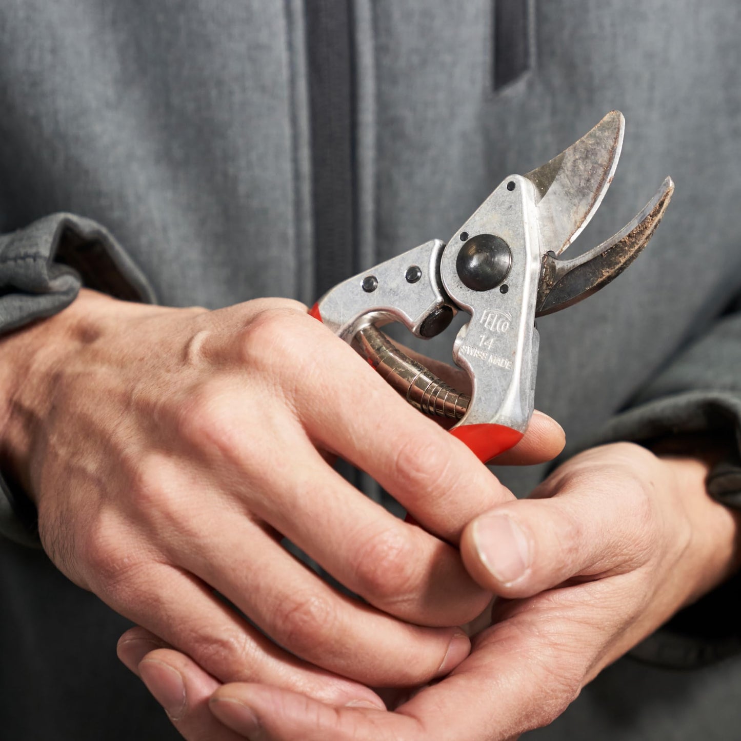 FELCO 14 bypass secateurs for small hands, right-handed, 40 mm hardened steel blade, forged aluminum handles, ergonomically compact, precise cut up to 18 mm, Swiss Made
