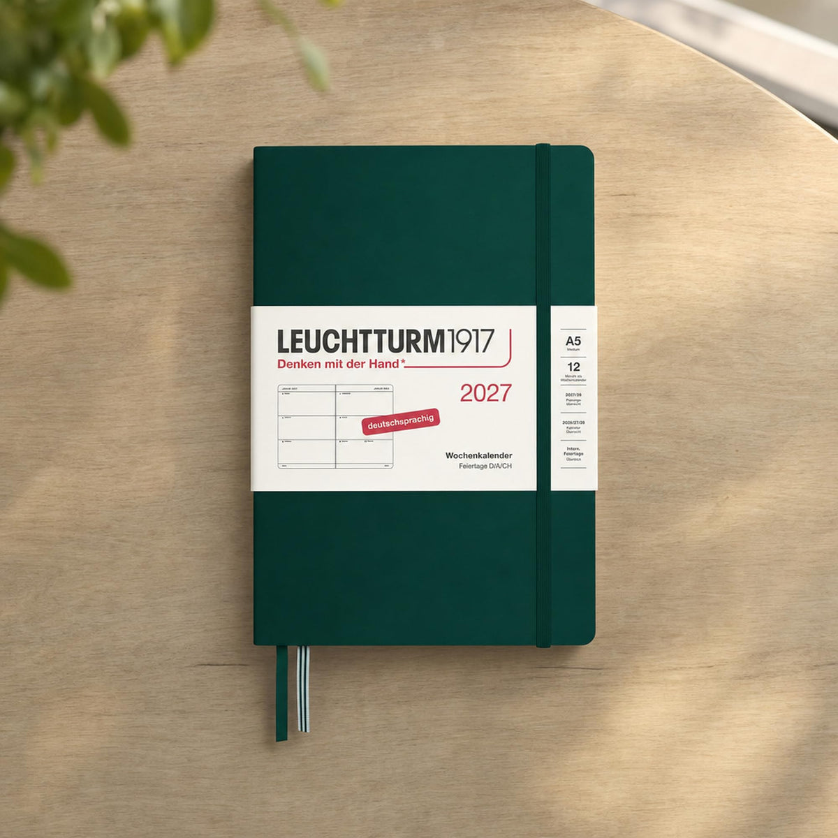 LEUCHTTURM1917 Calendar săptămânal 2027 Mediu (A5) - Germană, Verde pădure, Hardcover, 12 luni - ianuarie-decembrie 2027, 1 săptămână pe pagină dublă, hârtie de 80 g/m² cu compatibilitate ridicată cu cerneală - 400106