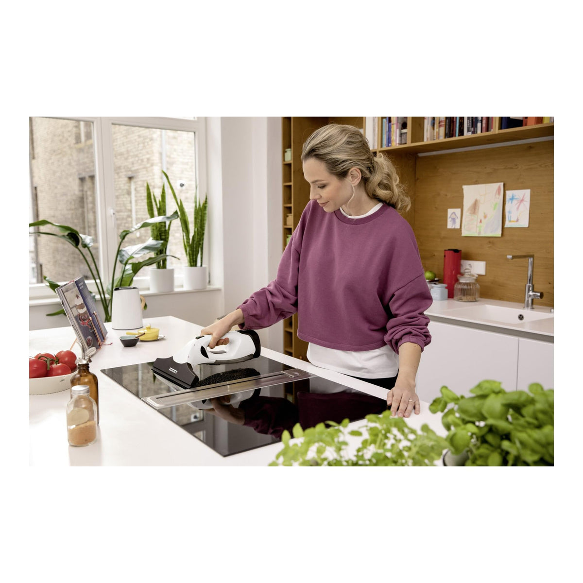 KÄRCHER Window Vacuum Cleaner WV 2 Plus N, battery life: 35 min, LED battery status indicator, 2 suction nozzles, spray bottle with microfiber cover, 20 ml window cleaner concentrate. - 1.633-642.0