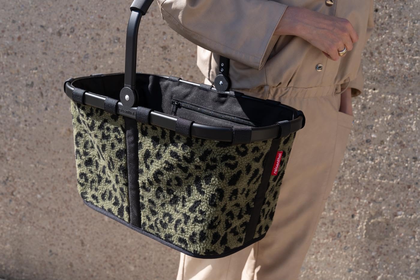 reisenthel carrybag teddy leo olive – Stable shopping basket with lots of storage space and practical inner pocket – Elegant and water-repellent design - BK5055