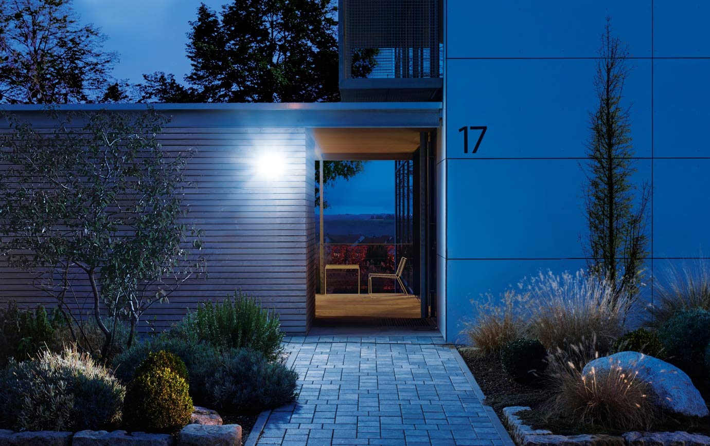 Steinel LED spotlight XLED Home 2 SC Connect, 180° motion detector, 13.8 W, smart wall spotlight, fully swiveling, 3000 K, 1550 lm, white - 065454