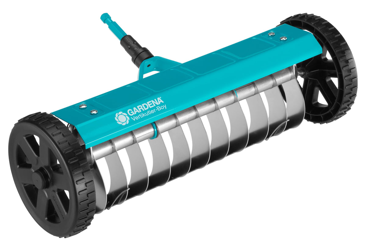 Gardena combisystem Verticutter: A verticutter designed to eliminate moss, weeds, and lawn thatch, with a working width of 32 cm, featuring sturdy wheels and a lifting axle for easier operation (3395-88). - 3395-U