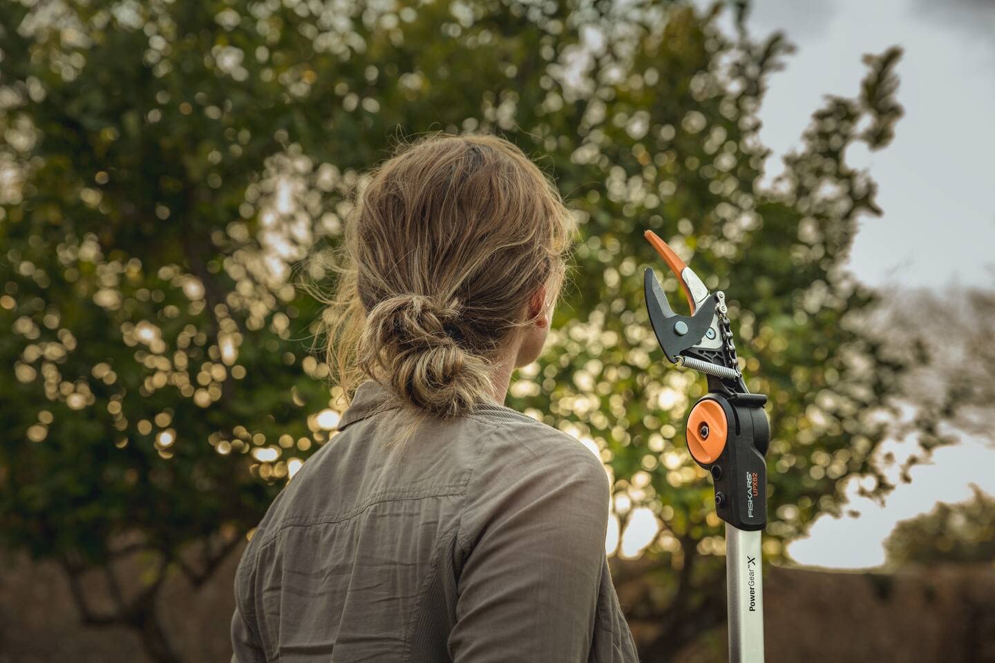 Fiskars Bypass cutting giraffe for fresh branches and twigs, non-telescopic, non-stick coated, steel blade/aluminum handle, length 1.6 m, black/orange, UPX82, 1023625