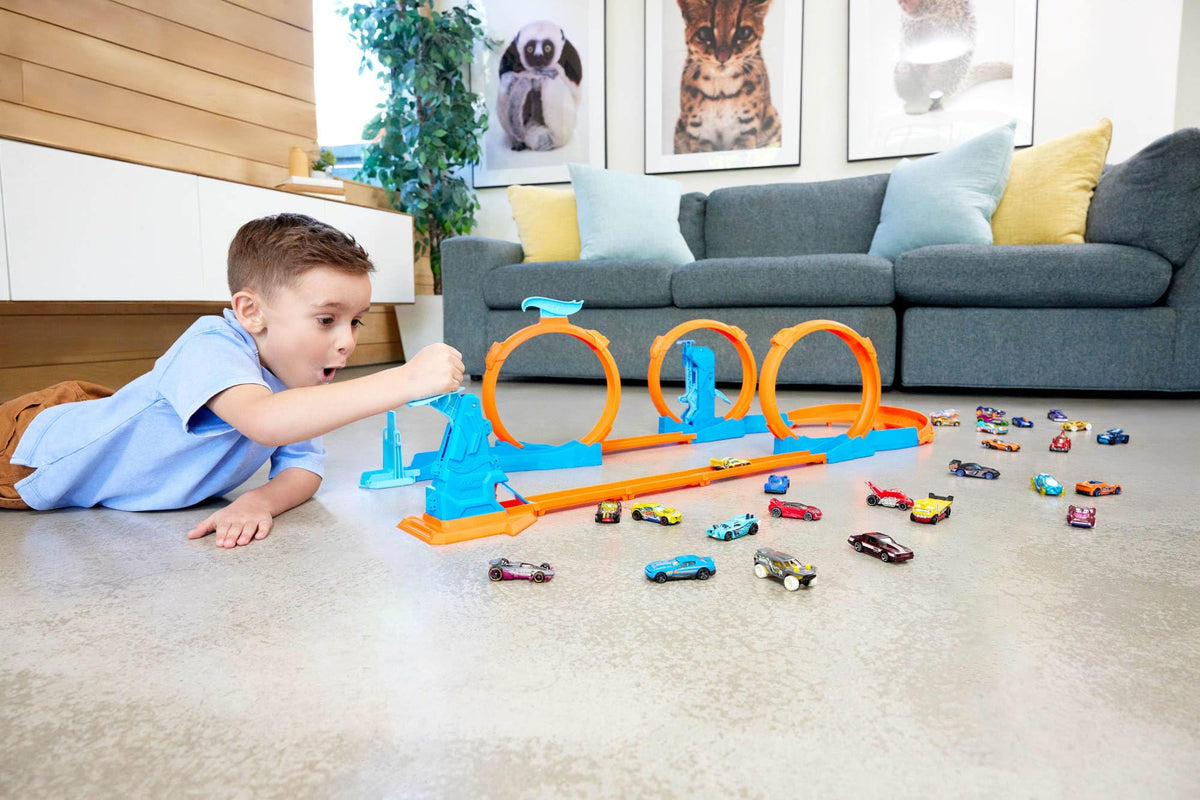 Hot Wheels Track Creator Triple Loop Pack and 1:64 Toy Car - JDW39