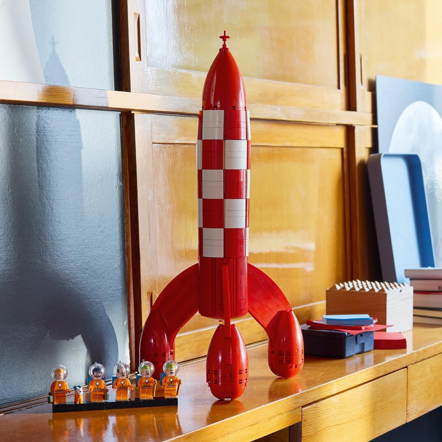 LEGO Ideas Tintin's moon rocket - spaceship model building for adults - display set with 5 minifigures and the dog figure Struppi for DIY decoration - gift idea for fans - 21367