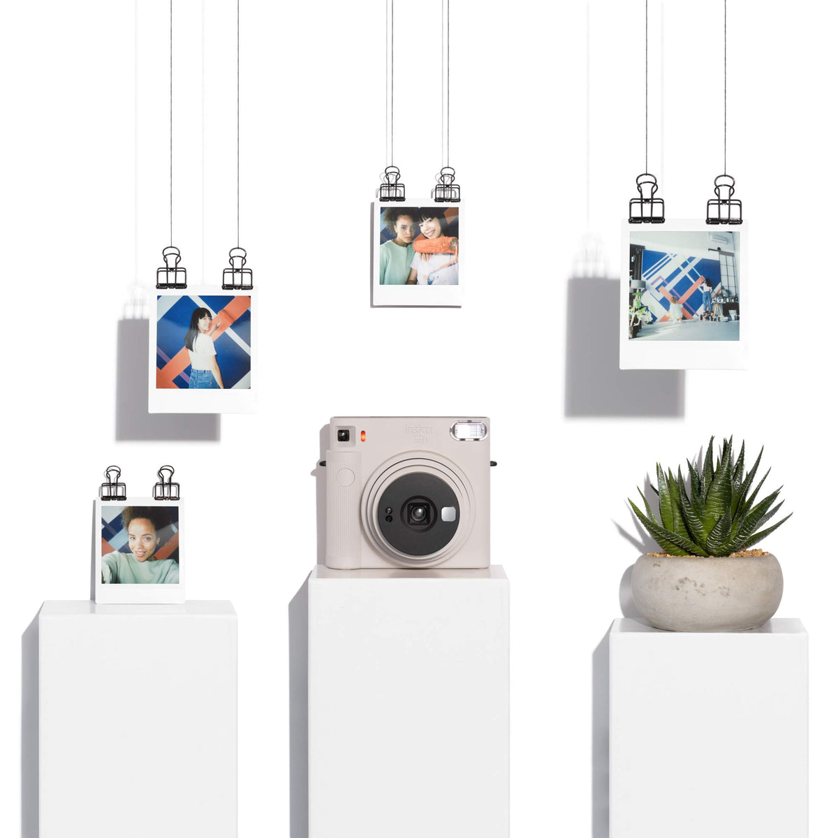 FUJIFILM instax Square SQ1™ Sofortbildkamera in Farbe | Kamera mit Sofortdruck für spontane Aufnahmen – Selfiemodus, Spiegel & automatische Belichtung – Square Format für Gruppenfotos | Chalk White