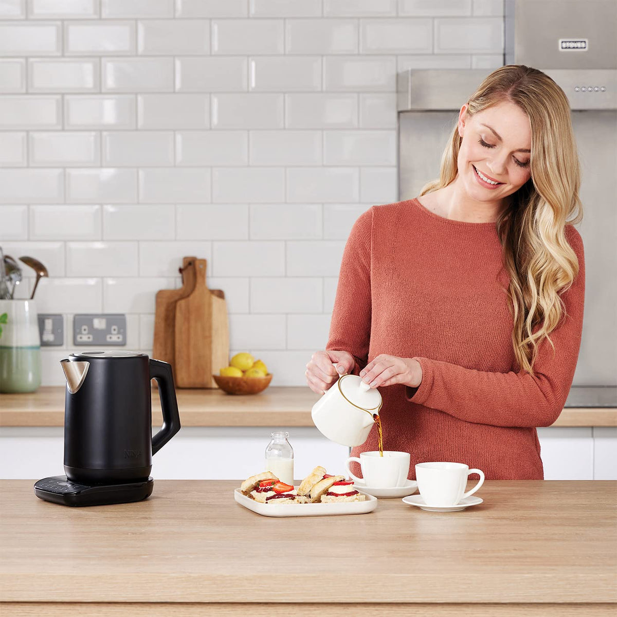 Ninja Perfect Temperature Kettle, 1.7L, LED display, kettle with quick boil function and various temperature settings, matte black KT200EU, black