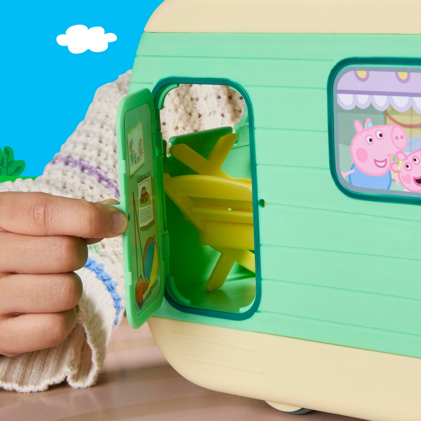Peppa Pig caravan of the THREE Pig siblings playset with 3 figures, including Baby Evie, preschool toy for girls and boys aged 3 and over - G22015P0