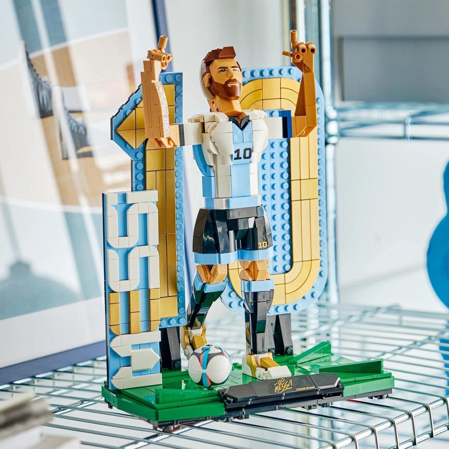 LEGO Editions Lionel Messi - Football Legend Toy - 3D Figures Model Building - DIY Children's Room Decoration - Gift for Boys, Girls from 12 Years and Adult Sports Fans - 43015