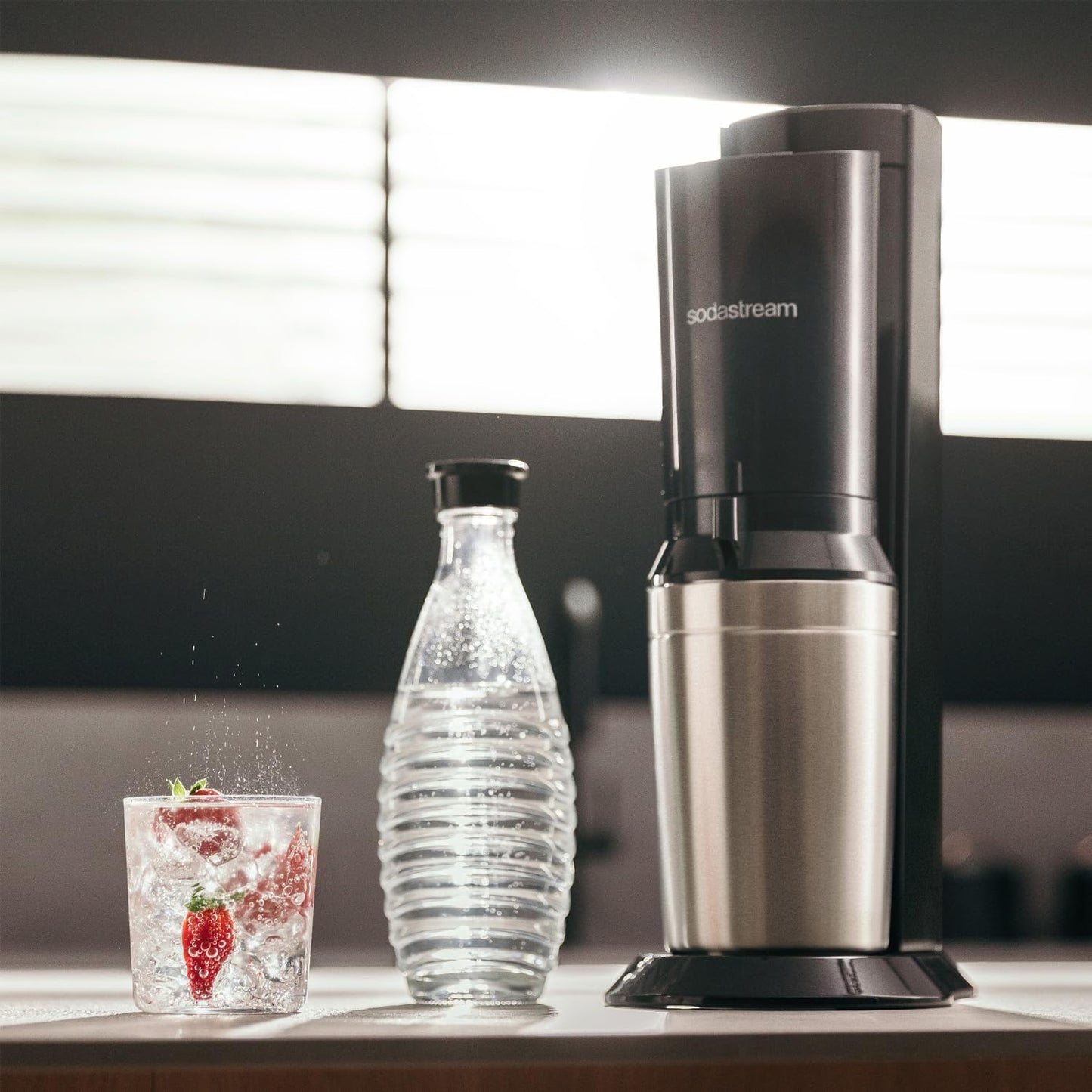 SodaStream Crystal 3.0 Wassersprudler mit Glaskaraffe, Sprudelwasser-Maschine mit Quick-Connect CO2-Zylinder, inkl. 2 spülmaschinenfesten Glaskaraffen je 0,7 L, Grau - 1100462490