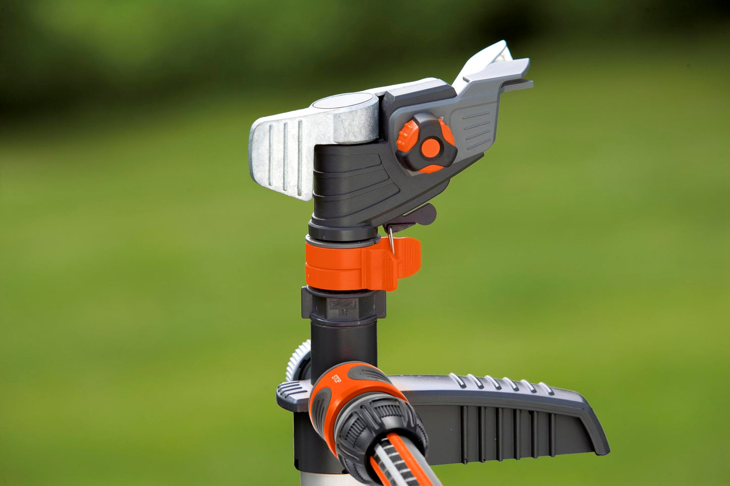 Gardena Premium pulse, circle and sector sprinkler (on metal spike): Premium sprinkler for watering larger areas up to 490 m², infinitely variable range adjustment up to 12.5 m (8136-20) - 08136-20
