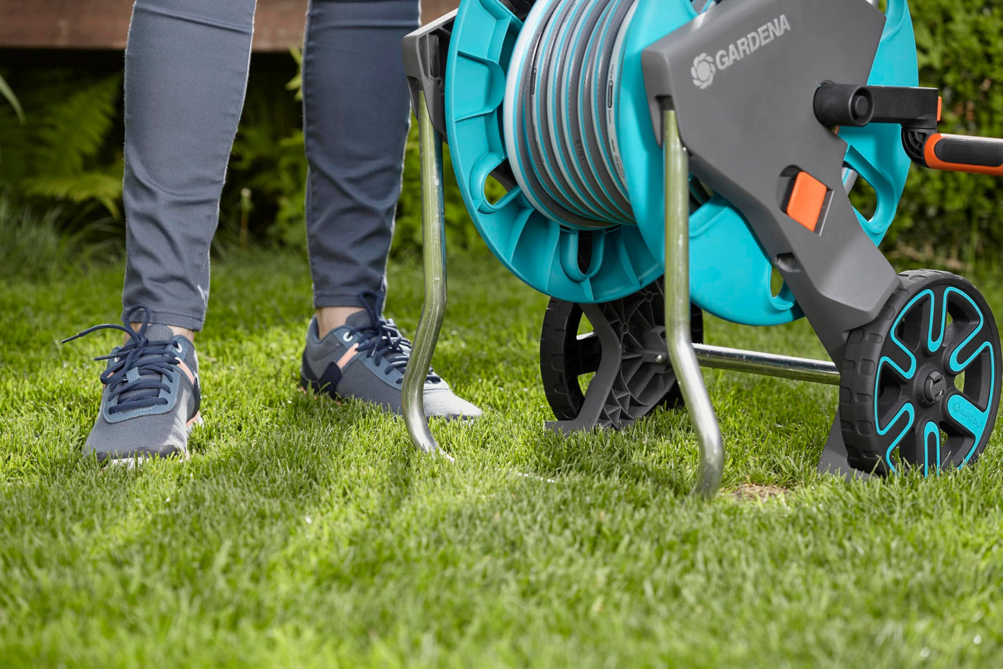 Gardena CleverRoll M Set: Hose trolley with 20 m classic hose and syringe and clip attachment for storage, drip stop, freely selectable crank side (18513-88) - 18513-20