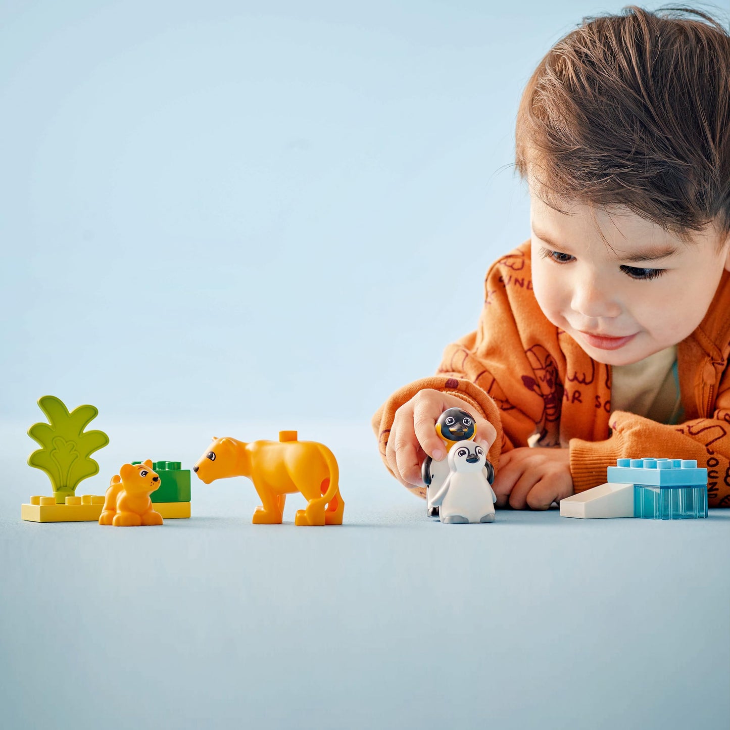 LEGO DUPLO wild animal families: penguins and lions - toy to promote fine motor skills for girls and boys aged 2 and over - educational toy for toddlers with 4 animal figures - gift idea - 10442