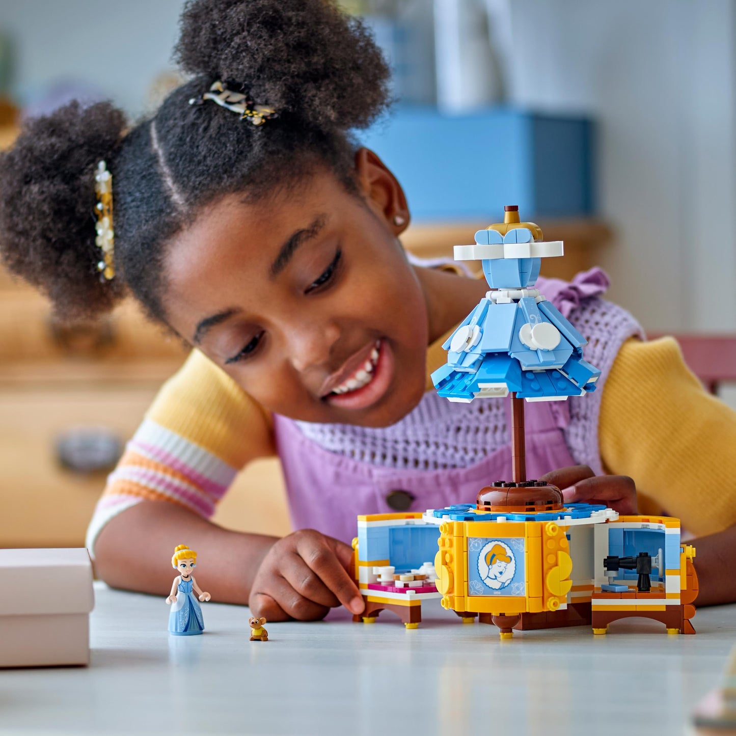 LEGO ǀ Disney Princess Cinderella's dress, toy for boys and girls aged 9 and up - includes a clothes rack, Cinderella mini-doll and mouse figure - creative playset 43266