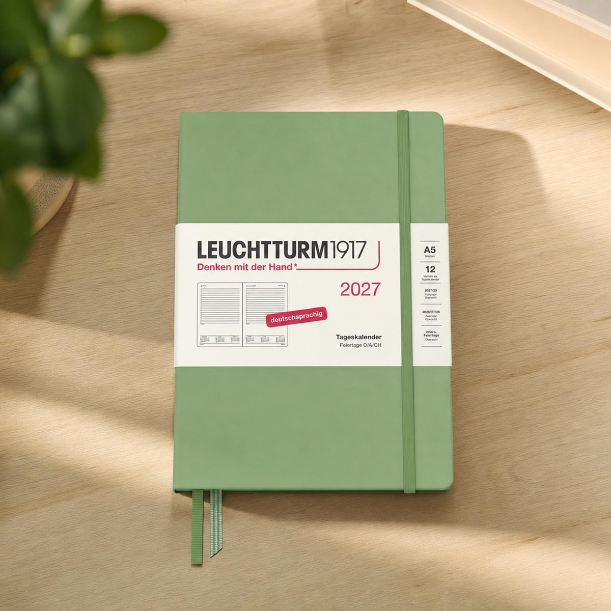 LEUCHTTURM1917 Calendar zilnic 2027 Medium (A5) - germană, salvie, 145 x 210 mm, ianuarie-decembrie (12 luni), 1 pagină pe zi, grilă orară 7:00 a.m. - 22:00 p.m., copertă cartonată, hârtie de 80 g/m² - 400161
