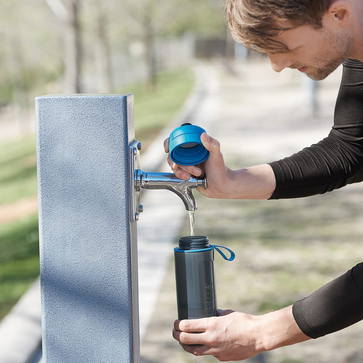 BRITA Sticlă de filtrare a apei albastră (600ml) / Sticlă de băut practică cu filtru de apă pentru deplasare din plastic fără BPA / Filtrează în timpul băutului / Potrivită pentru mașina de spălat vase - S1200