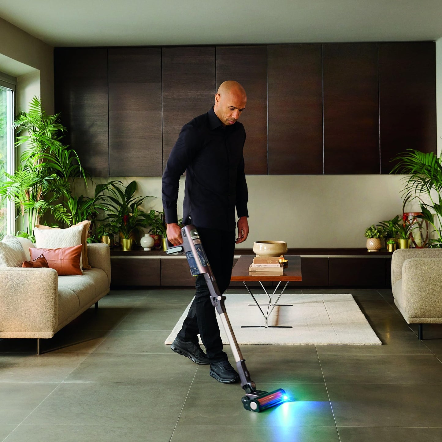 Shark PowerDetect Clean & Empty cordless vacuum cleaner with suction station, up to 70 minutes running time, wireless, self-draining, for animal hair, allergy sufferers, carpets and hard floors, with LED light, IP3225EUT
