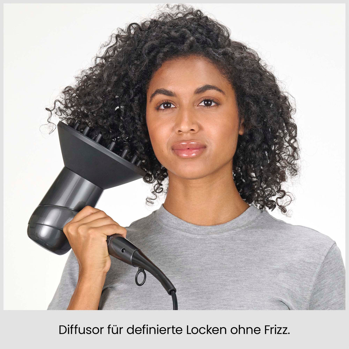 BaByliss Titanium Shine 1600W Uscător de păr cu difuzor – Uscător de păr puternic și compact, design ergonomic, tehnologie cu ioni împotriva frizz-ului, 3 niveluri de căldură și 3 viteze ale aerului, argintiu, D6200DE