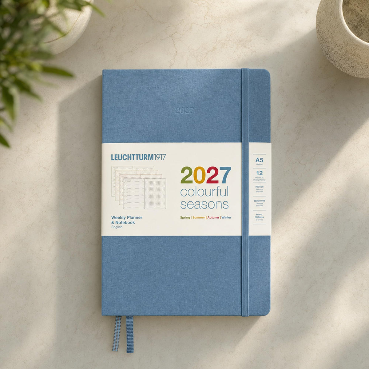 LEUCHTTURM1917 Calendar săptămânal și caiet cu puncte medie (A5) 2027, anotimpuri colorate albastru, engleză, cartonat, prezentare generală calendar 2026/2027/2028, prezentare generală a planificării 01.27-12.28, planificator de proiecte - 400371