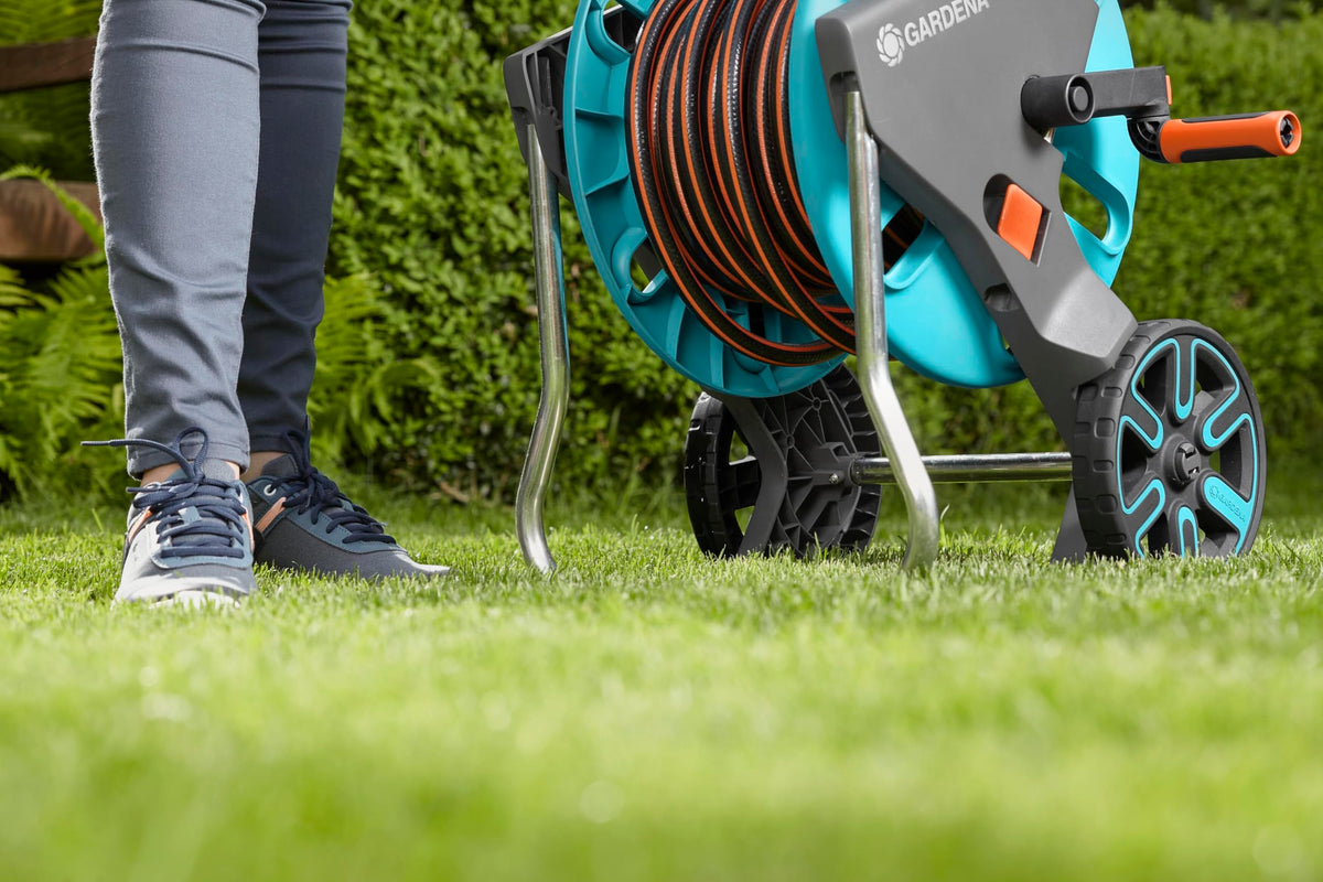 Gardena CleverRoll M Easy Set: Hose reel with a capacity of up to 60 m, particularly stable, featuring a comfortable hose guide in a robust metal frame, drip stop (18517-20)