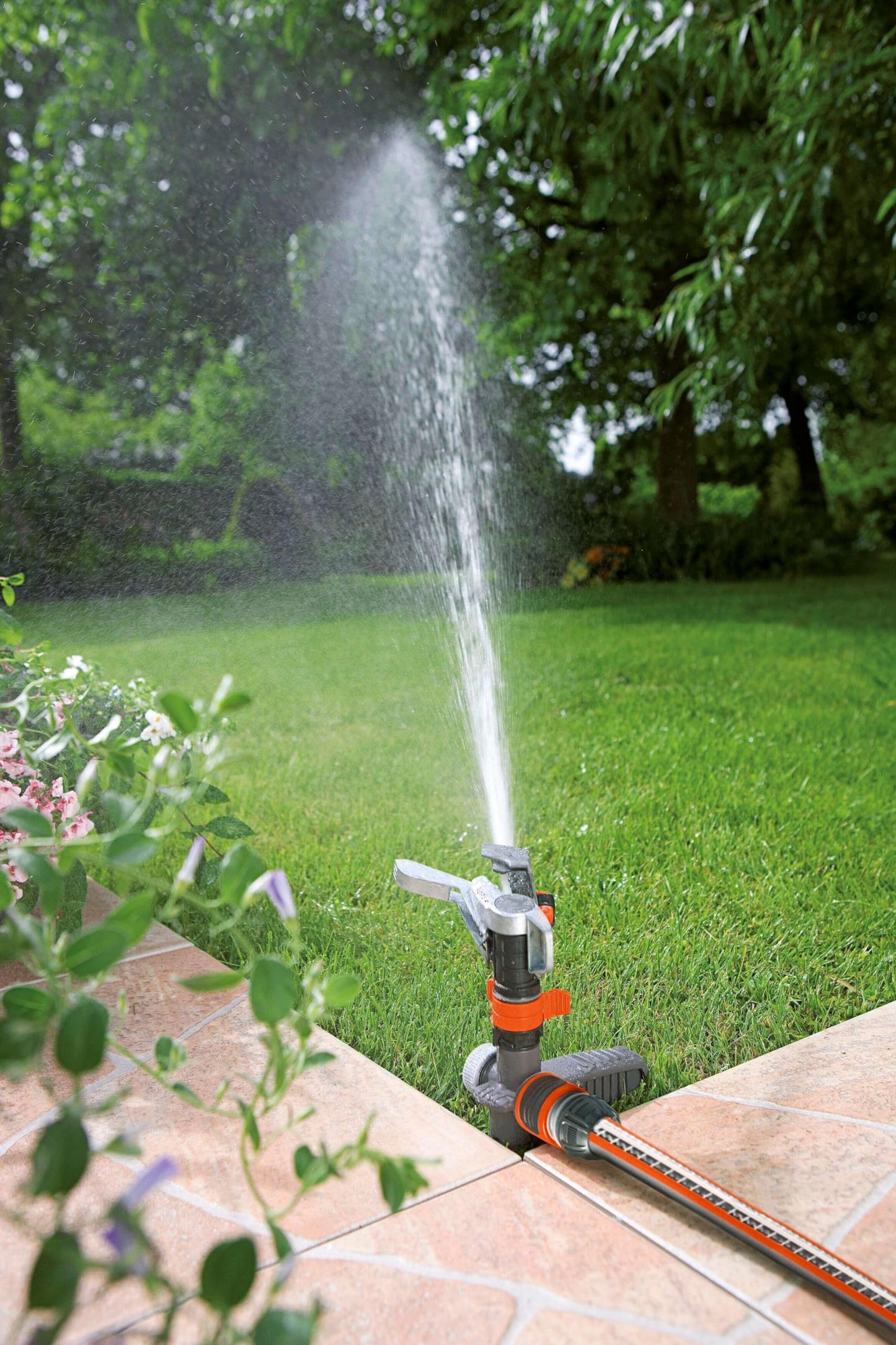 Gardena Premium pulse, circle and sector sprinkler (on metal spike): Premium sprinkler for watering larger areas up to 490 m², infinitely variable range adjustment up to 12.5 m (8136-20) - 08136-20