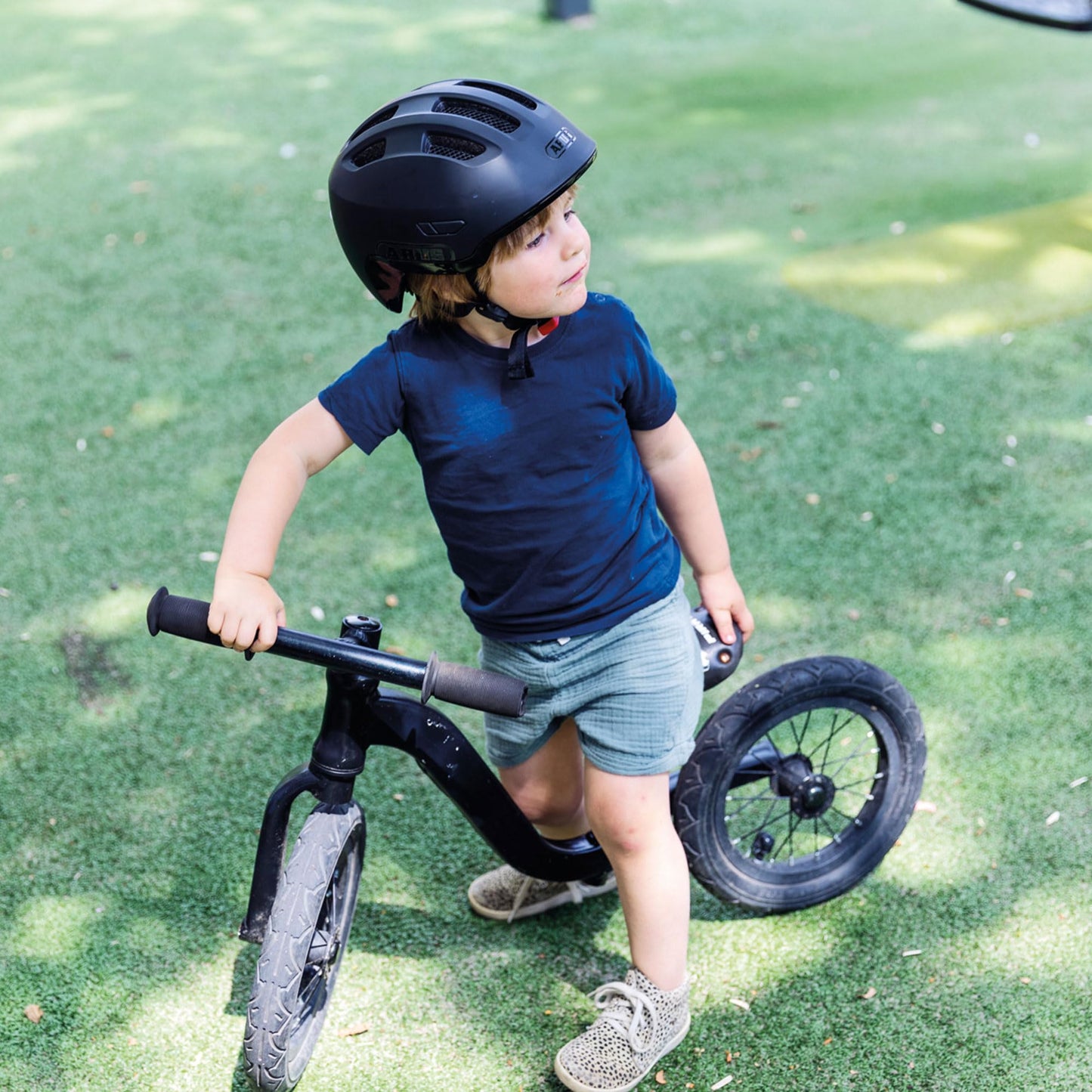 ABUS children's helmet Smiley 3.0 - bicycle helmet with a deep fit, child-friendly designs & space for a braid - for girls and boys - purple with owl pattern, size S - 67259