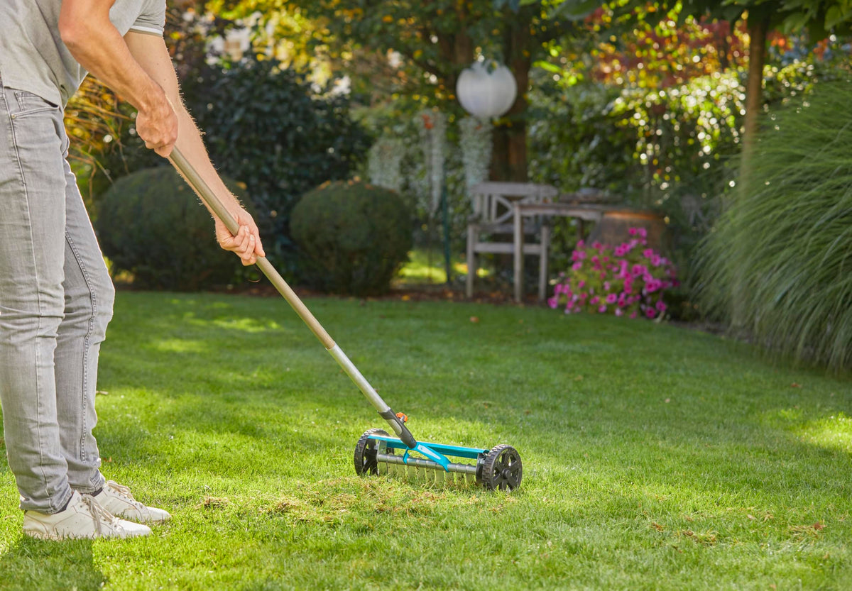 Gardena combisystem Verticutter: A verticutter designed to eliminate moss, weeds, and lawn thatch, with a working width of 32 cm, featuring sturdy wheels and a lifting axle for easier operation (3395-88). - 3395-U