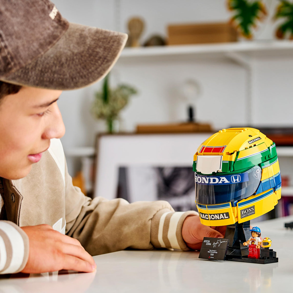 LEGO Editions Ayrton Senna Helm - Articol pentru fani Formula 1 - Model de căști de curse pentru expunere cu figurina colectabilă - Cadou pentru băieți de la 14 ani și fani ai motorsportului - 43024